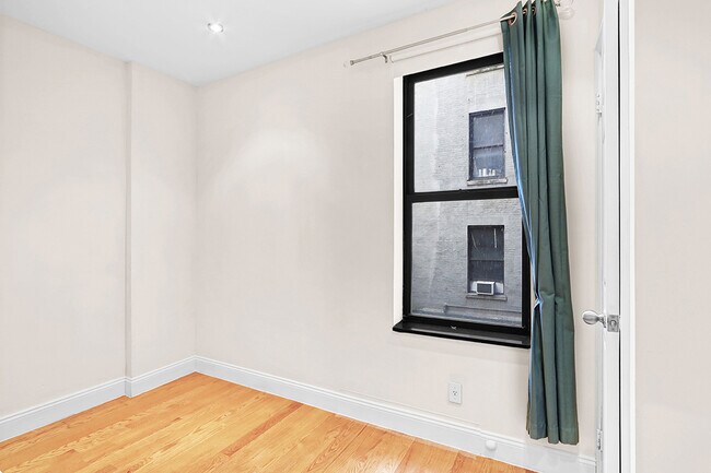 Building Photo - 120 W 105th St