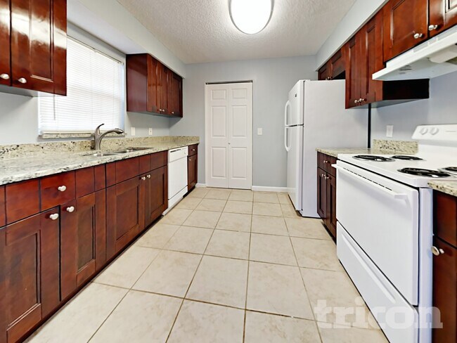 Foto del edificio - 910 Sunridge Point Dr