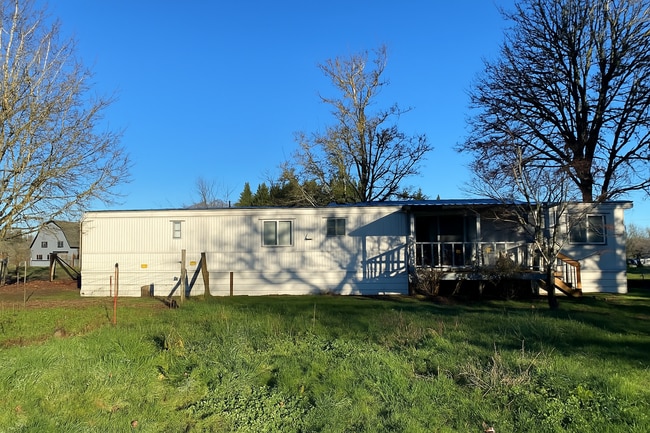 Building Photo - Charming 3BR/1BA in Eagle Creek – W/D, Yar...