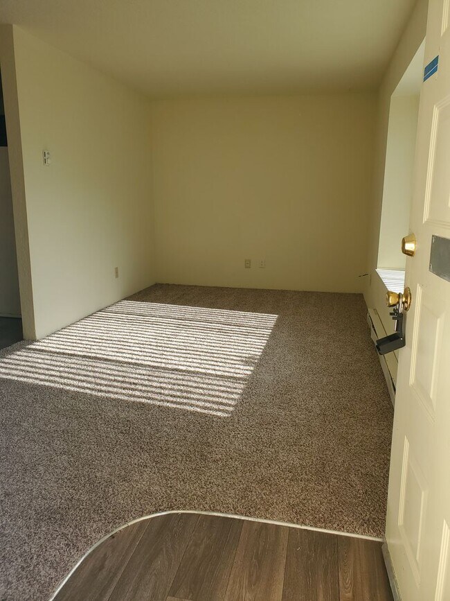 Building Photo - 2 Bedroom 1 Bath Duplex