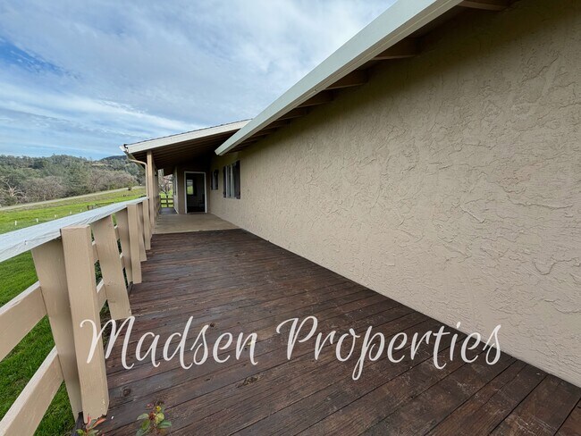 Foto del edificio - 784 Flag Creek Rd