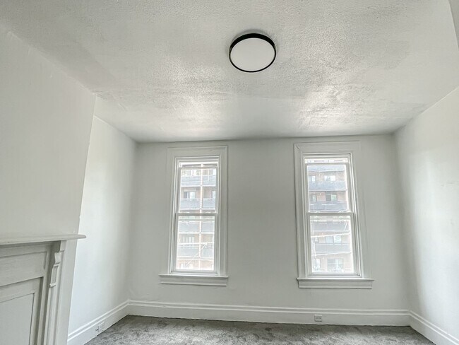 Foto del edificio - Available Now  - Completely renovated 2 be...