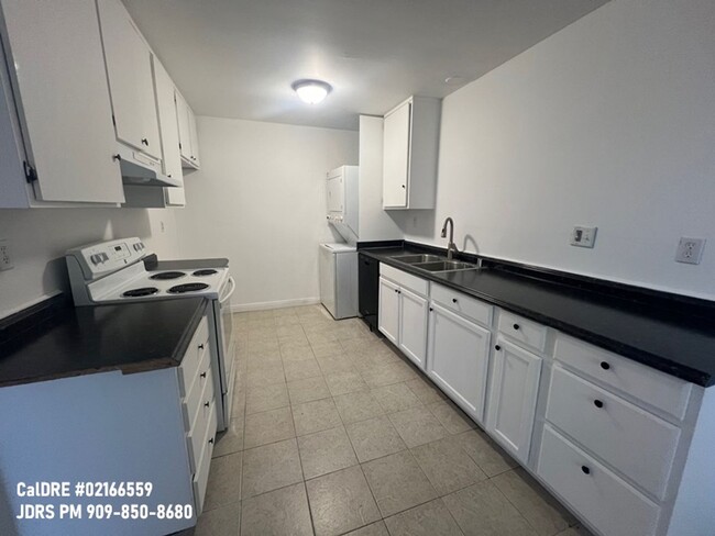 Foto del edificio - New Lowered Price! La Verne 2 Bedroom Condo