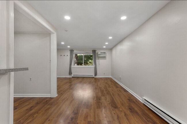 Foto del edificio - 650 Robbins Ave