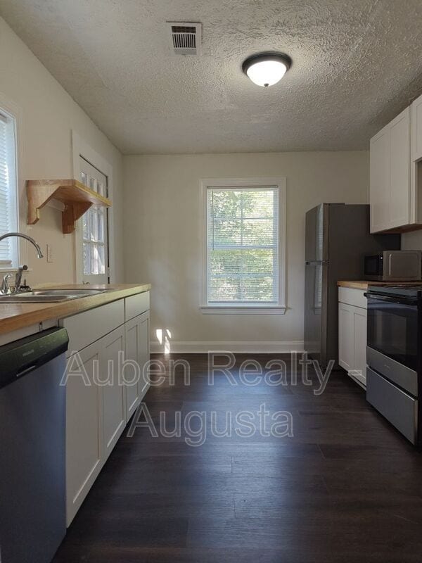Building Photo - 2524 Rhodes Dr