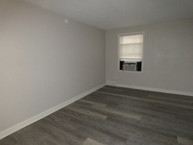 Building Photo - Updated Property in North Kansas City!
