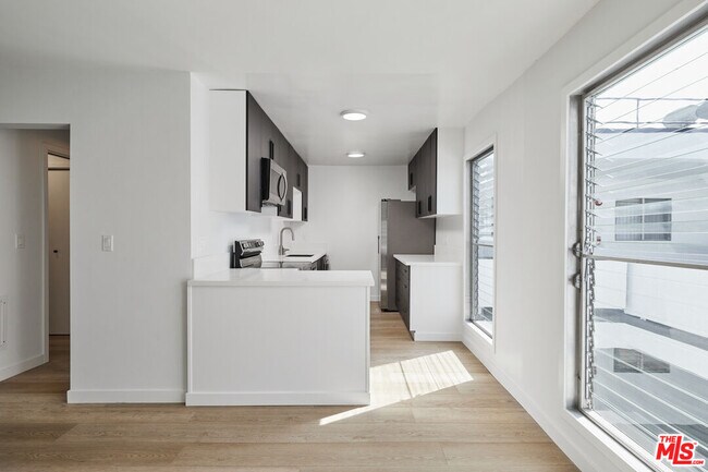 Building Photo - 305 San Vicente Blvd