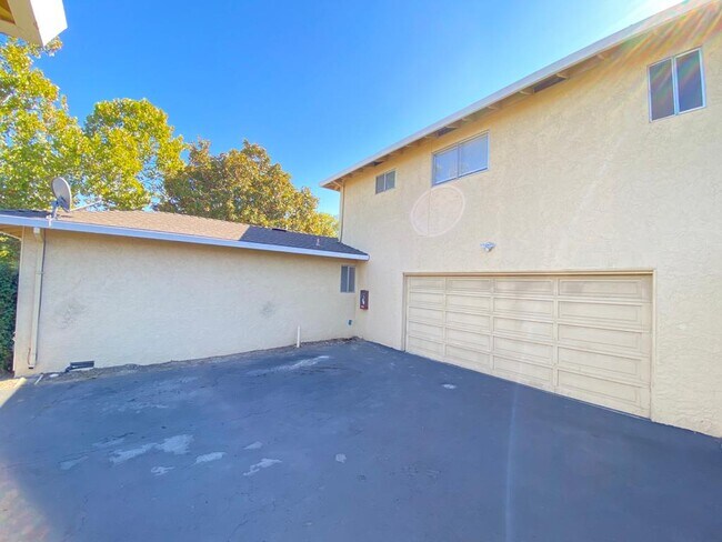 attached 2-car garage - 105 Superior Dr