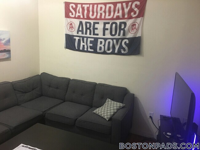 Building Photo - 463 Park Dr