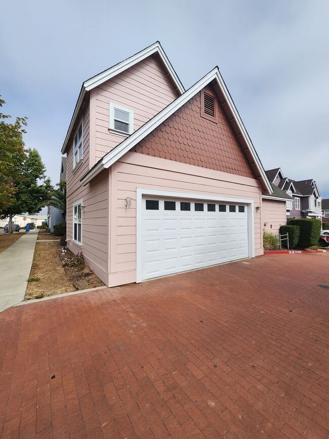 Building Photo - 521 Adina Way