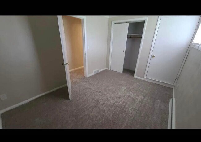 Foto del edificio - 6015 N River Rd