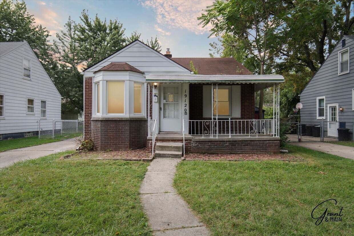 Foto principal - $1,200/month - 2 Bed 1 Bath in Harper Woods