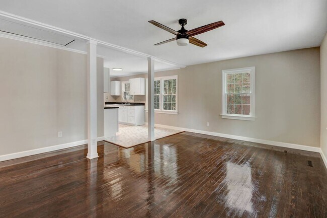 Foto del edificio - *RENOVATED & MOVE-IN READY* 3 BR, 2 BA in ...
