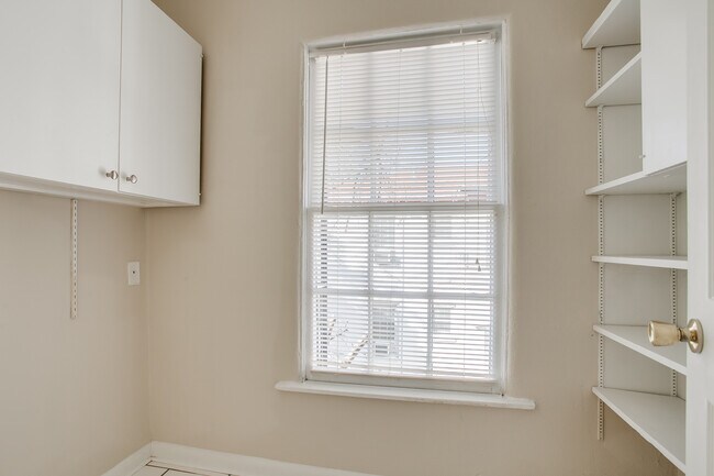 Foto del edificio - 4303 Emerson Ave