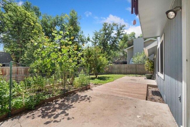 Building Photo - 2718 Granada Hills Dr