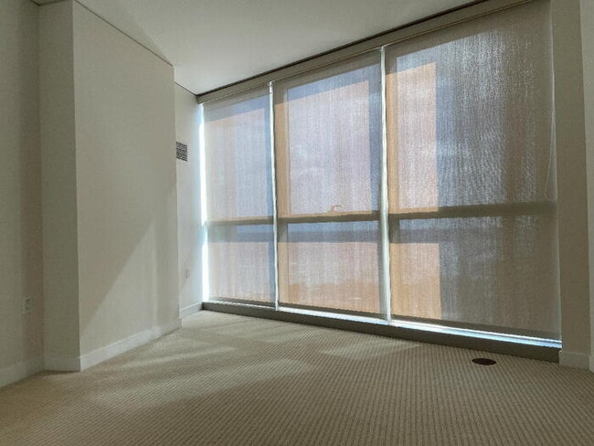 Foto del edificio - To register for the showing time below, no...