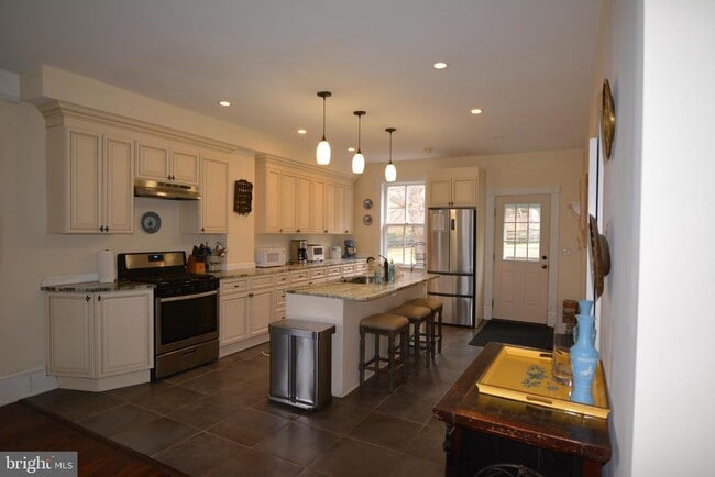 Building Photo - 6335 Cottage Ln