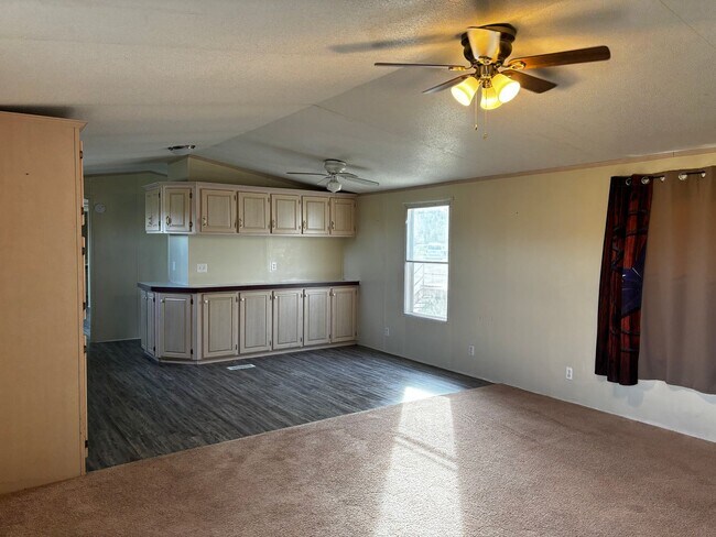 Building Photo - 2 bedroom