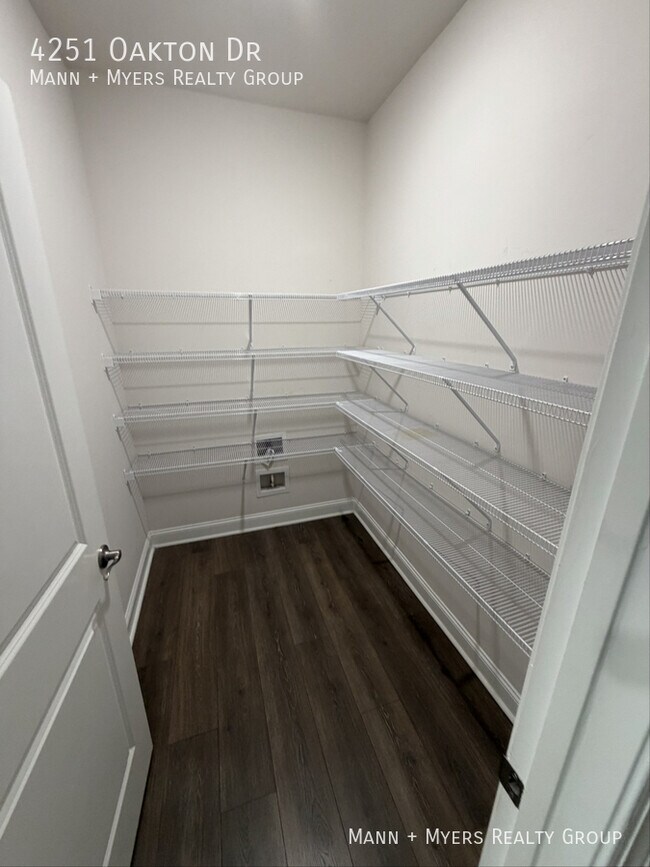 Foto del edificio - 4251 Oakton Dr