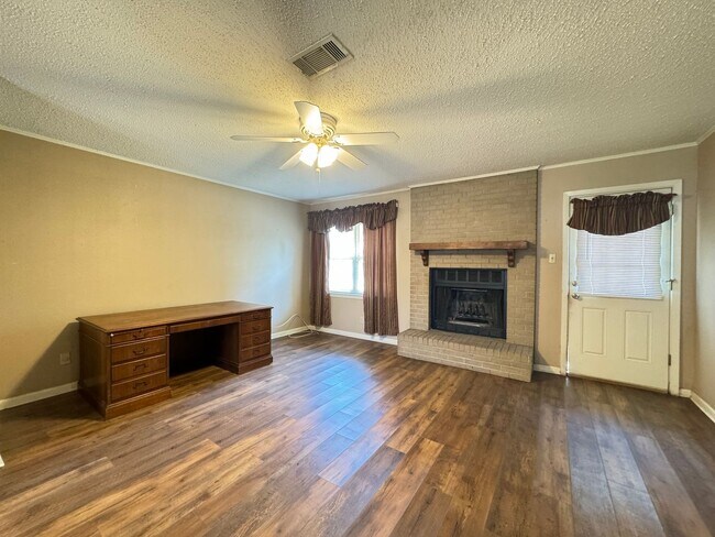 Foto del edificio - Beautiful 3 Bed 2 Bath Home