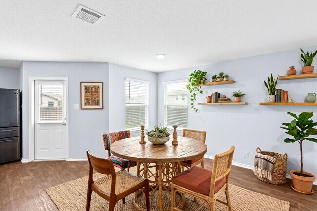 Foto del edificio - Everyday Living Feels Elevated in This Stylish One Story Home