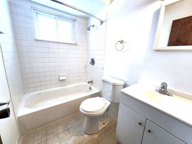 Foto del edificio - 11059 W Hampton Ave