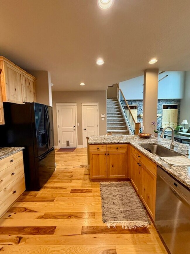 Building Photo - Stunning 5 Bedroom Lava Ridges Home on Private Cul-de-Sac!