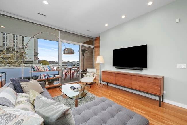 Foto del edificio - 2157 W Division St
