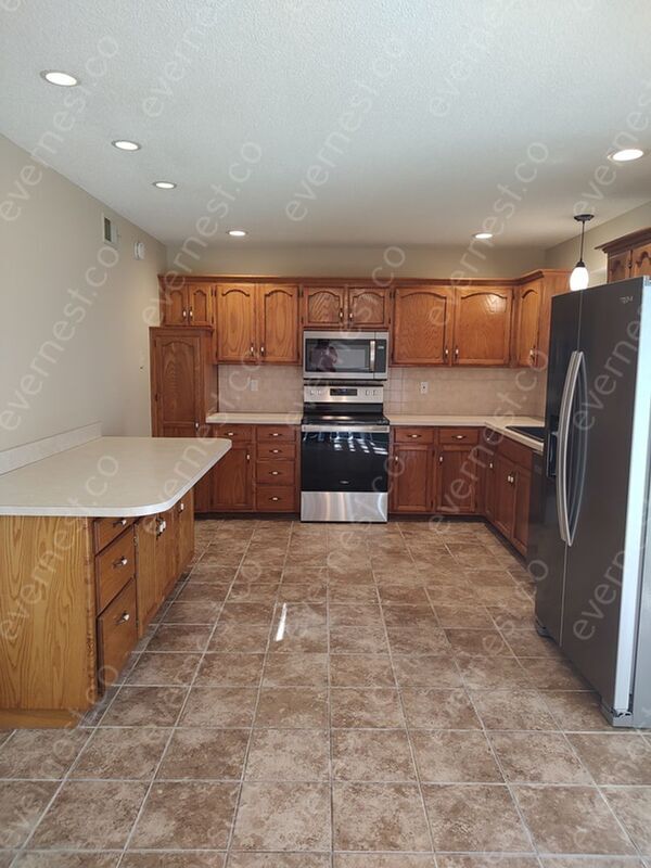 Building Photo - 1120 SW Brook Ct
