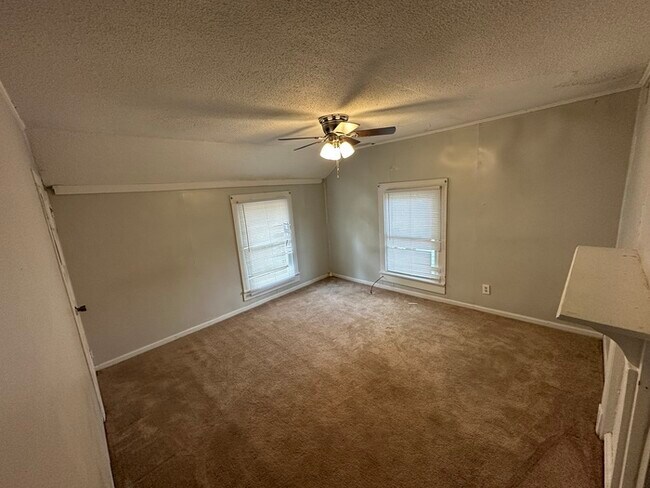 Foto del edificio - Two Bedroom Townhome Near State Street
