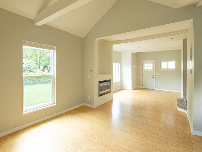 Building Photo - Cute NE 1 bedroom/1 bathroom Unit!