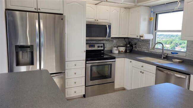 Building Photo - 4750 Cove Cir