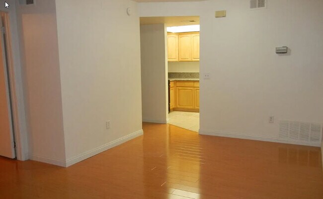 Sala de estar - 1468 Corson St