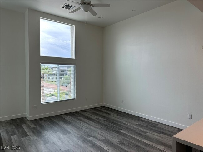 Foto del edificio - 1180 Blossom Pt St