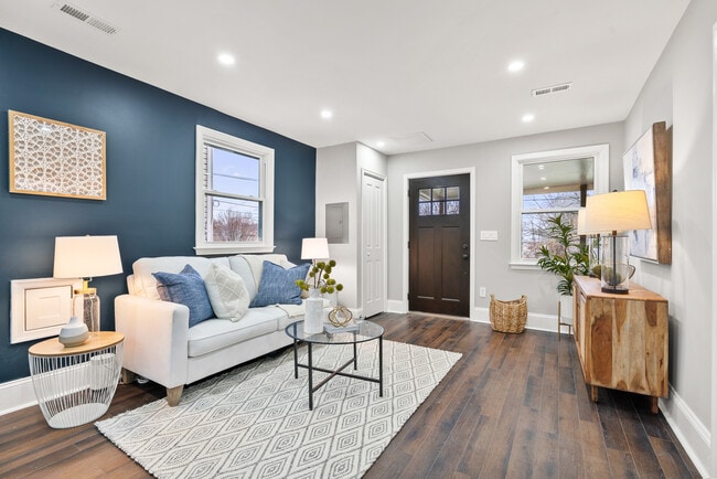 Living room - 612 44th St NE House