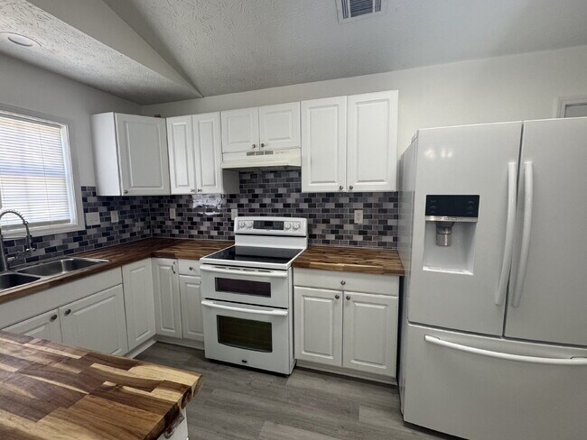 Building Photo - Brand New Rental Listing – Steps from Down...
