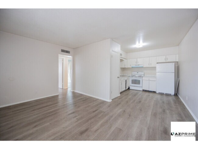 Building Photo - FIRST MONTH FREE RENT MOVE IN SPECIAL!  Discover Urban Sophistication in this Charming 2/1 Mesa 4-pl