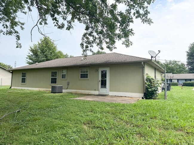 Building Photo - Just Listed