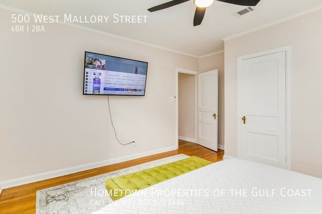 Building Photo - Elegant Pensacola Rental with Main and Gue...