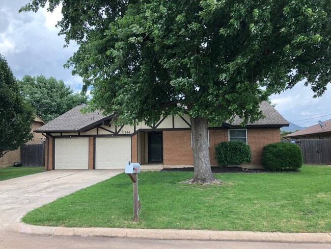 Beautifully updated, 3 bed 2 bath home in Moore, ready for move in! New granite, paint and fixtures! - Beautifully updated, 3 bed 2 bath home in Moore, ready for move in! New granite, paint and fixtures!