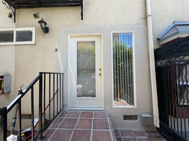 Building Photo - 1316 Venice Blvd.