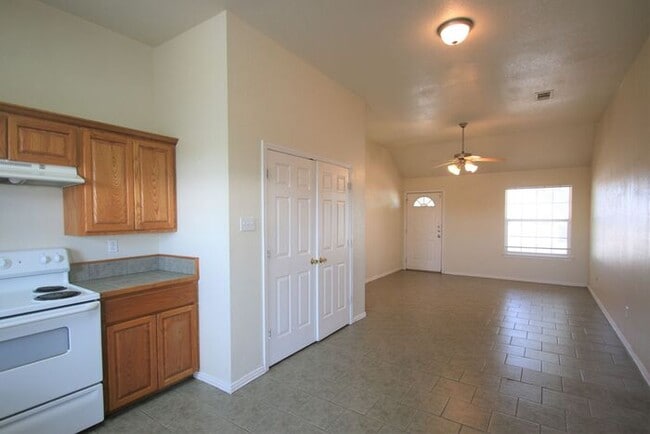 Building Photo - One of a Kind 2/1 Duplex Home w/ Private F...