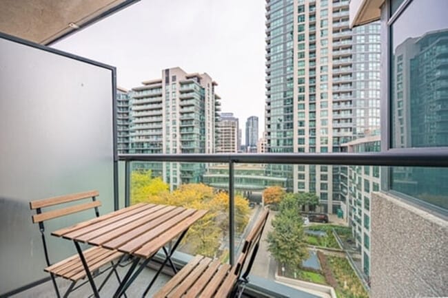 Building Photo - 219 Fort York Blvd