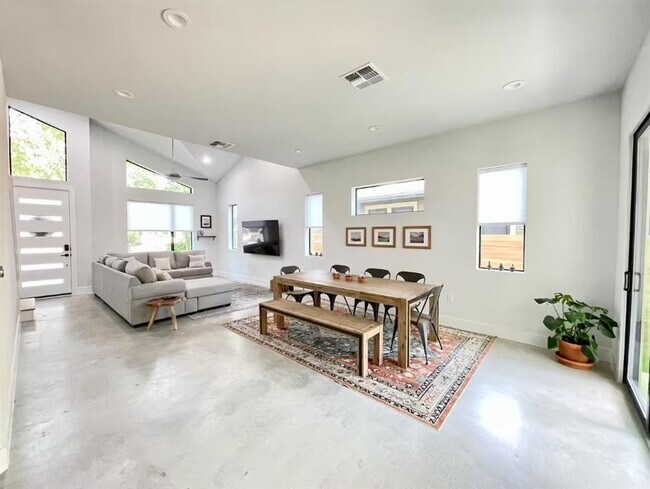 Building Photo - 2009 Canterbury St