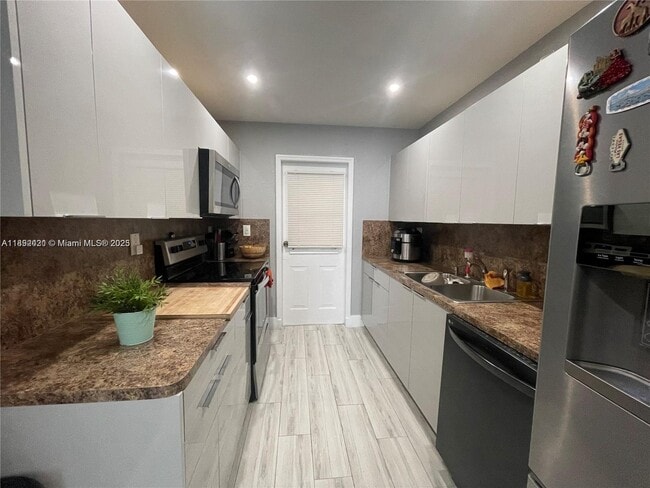 Foto del edificio - 10285 NW 80th Ct