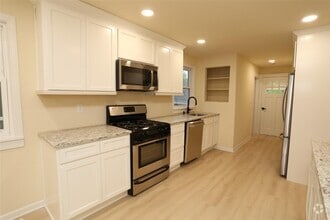 Building Photo - 20 Pineview Rd