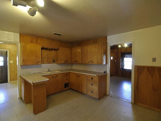 Building Photo - 3 Bedroom Home with Large Fenced Yard Avai...