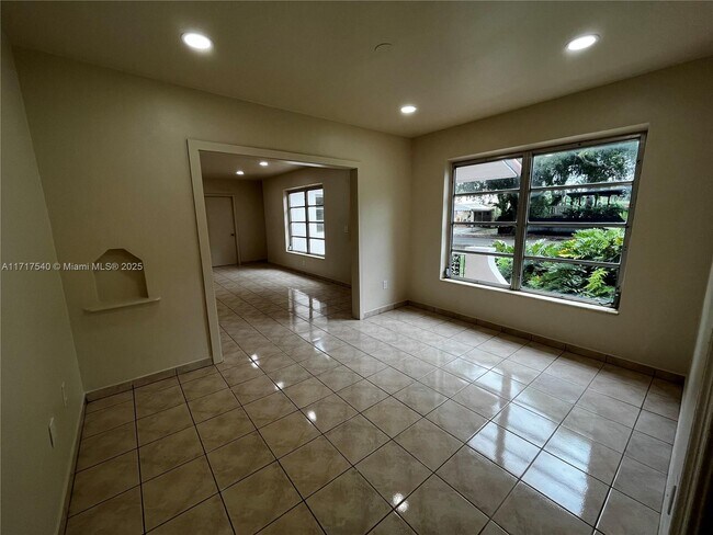 Foto del edificio - 3351 SW 18th St