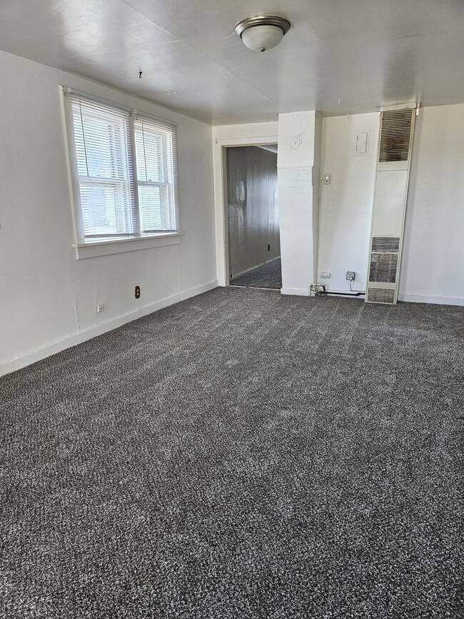 Building Photo - 629 W. 11th