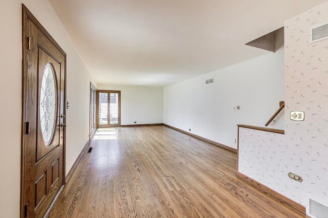 Building Photo - 828 N Fernandez Ave